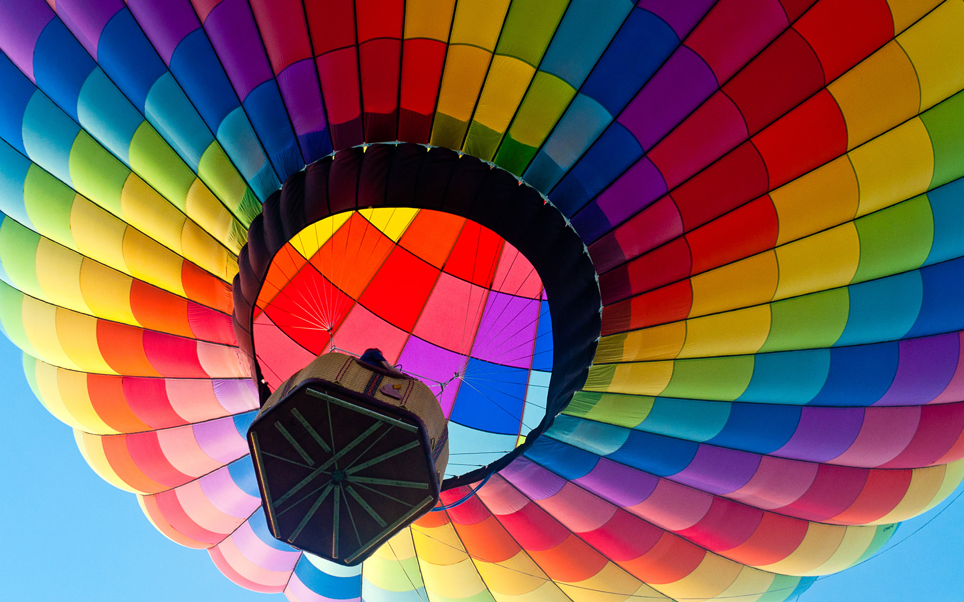 Windows官方主题《彩虹热气球》