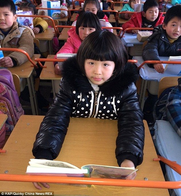 太“人性” 武汉小学的新型防近视课桌椅