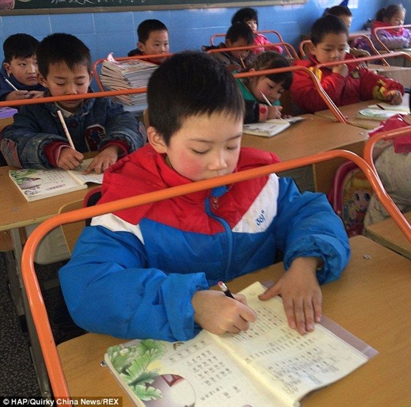 太“人性” 武汉小学的新型防近视课桌椅