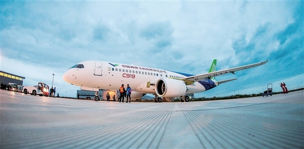 中国商飞C919首架飞机将首次商业执飞，标志着国产大飞机新纪元的到来
